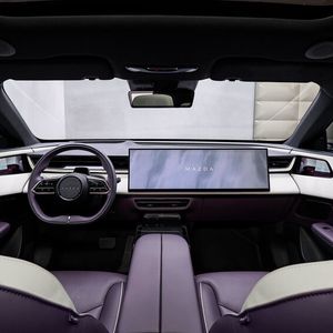 Der schlichte Innenraum bietet wird von einem 26,45-Zoll-Touchscreen geprägt.(Bild:  Mazda)