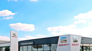 Drei Schauräume nach den aktuellen CI-Richtlinien der drei Volkswagen-Fabrikate hat die Feser-Graf-Gruppe innerhalb von neun Monaten auf dem Areal errichtet. (Feser-Graf-Gruppe)