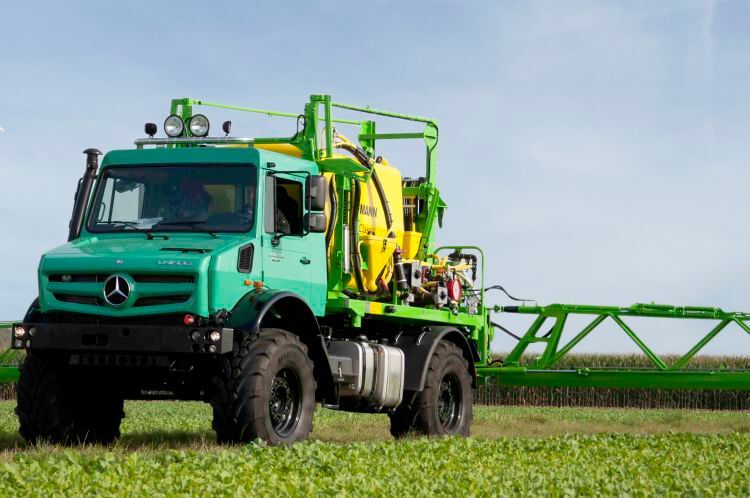 Der Unimog ist vor allem dank seiner Portalachsen hochgeländegängig. Neben dem urspünglichen Einsatz in der Landwirtschaft hat er sich im Kommunaleinsatz, bei Militärs und zahlreichen privaten Unternehmen einen Namen gemacht. (Bild: Daimler AG)