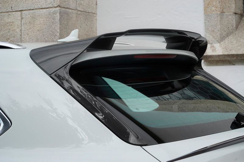 Oben sorgt ein zweiteiliger Dachspoiler für Abtrieb. (Mansory)