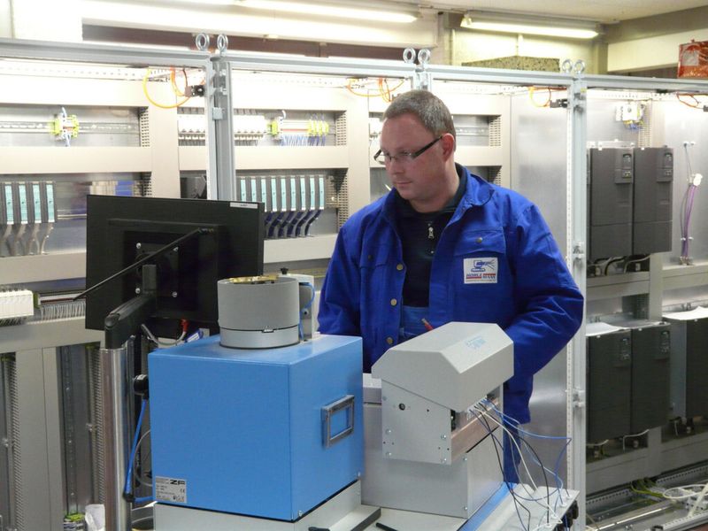 Mit Eplan Pro Panel werden u.a. die beiden mobilen Anlagen für die Kabelkon-fektionierung angesteuert. (Bild: Eplan)