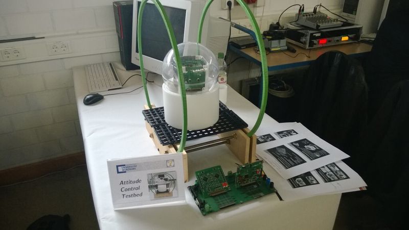 Um die Lageerkennung des Satelliten zu testen, bauten die Würzburger Forscher einen Teststand: Der Satellit wurde in eine Plexiglaskugel eingesetzt, die auf einem Luftpolster 