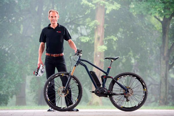Morgens mit dem E-Bike seiner Frau zum Brötchen holen: Dr. Volkmar Denner, CEO von Bosch. (Foto: Bosch/Wolfram Scheible)