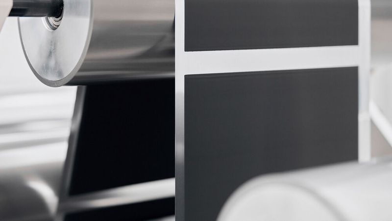 Beim Dry-Coating-Verfahren werden Basismaterialien der Zellen direkt auf die Trägerfolie gewalzt.(Bild:  Sebastian Dorbrietz/Volkswagen)