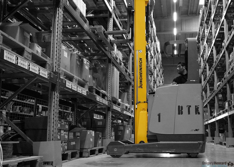 Farnell-Distributionszentrum Lüttich: Größere Produkte lagern in mehrstöckigen Regalen. Für Mitarbeiter sind diese daher manchmal nur mit Hilfsmittel zu erreichen. (Bild: www.gregoryhenrard.be)