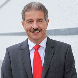 Günter Lauber, Chef des SMT-Solutions-Segments bei ASM Assembly Systems: „Meine Vision der perfekten SMT-Lösung für unsere Kunden umfasste schon immer mehr als nur Bestückmaschinen und passende Software. Hersteller und Elektronikfertiger wissen, dass in einer verbesserten Integration von Printer, Inspektionssystem und Bestücker – also gleich am Anfang der SMT-Prozesskette – große Verbesserungspotenziale liegen.“