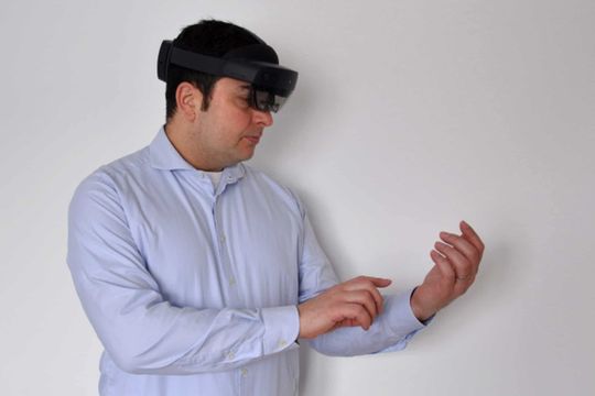 (Homeoffice für Ingenieure und Techniker: Simon Fuchs, Global Demand Manager bei Kuraray und Leiter des Projekts in Troisdorf, demonstriert, wie die Wartung komplexer Anlagen in Zukunft per MR-Brille von zu Hause funktionieren könnte: „Beim Pilotprojekt in Troisdorf testen wir, wie neue Technologien, etwa ein digitaler Werkzeugkoffer, die Abläufe in der Industrie nachhaltig verändern können. Als eines von zehn vom BMVI ausgewählten Projekten sind wir bei der Weiterentwicklung neuer 5G-Technologie ganz vorne mit dabei und leisten einen Beitrag, um die Technologiestandorte Deutschland und Europa bereit für das 5G-Zeitalter zu machen.“ Bildquelle: Kuraray)