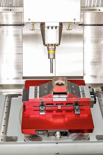 Ein «UltraGrip»-Kraft­spannfutter im Einsatz. (Hermle)