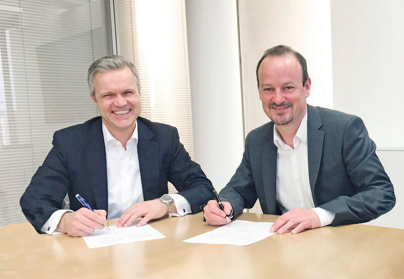 Baramundi Software wird Teil der Wittenstein-Gruppe: Uwe Beikirch (l.), Vorstand der Baramundi Software AG, und Dr. Dirk Haft, Vorstand der Wittenstein SE, während der Vertragsunterzeichnung. (Wittenstein)