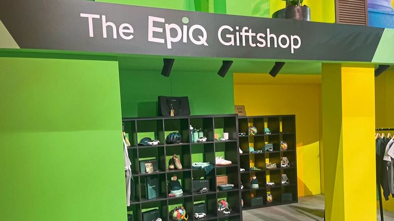 Zur Premiere zeigte Skoda gleich mal das Merchandise-Programm rund um den Epiq. (Bild: Grimm – VCG)
