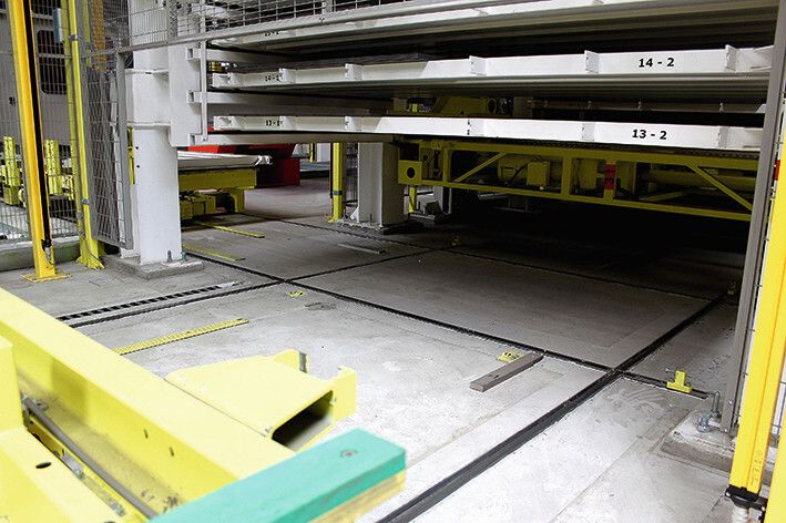 Fahrwegsituation des Paletten-Fahrwagens, der sich auf Unterflur-verlegten Fahrschienen bewegt. (Bild: Kasto)