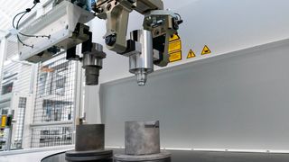 Emag Lasertec empfiehlt, die mit der ELC6 zu schweißenden Bauteile zunächst mit der Laserreinigungsmaschine LC4 vorzubereiten, damit die Schweißung ideale Ergebnisse liefert. (Bild: Emag Lasertec)