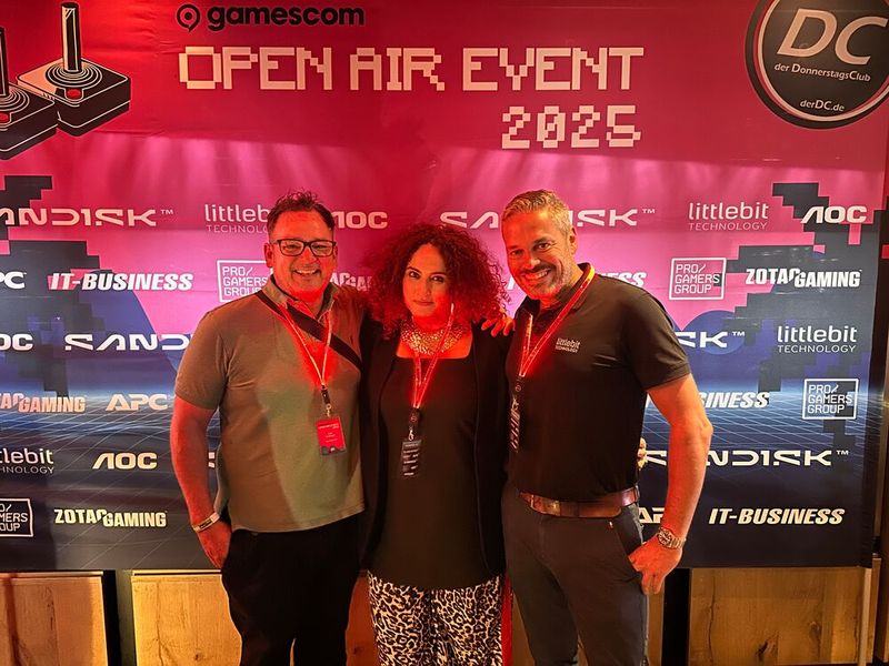 Besa (IT-BUSINESS) mit Alex Rüdinger (l., TechnikPR) und Christian Bedel (Littlebit). (Bild: Vogel IT-Medien)