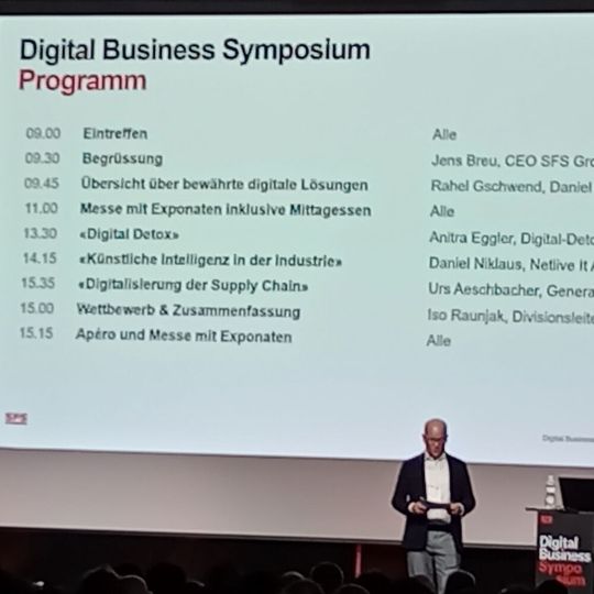 Etwa 350 Teilnehmer lauschten der kurzweiligen und humorvollen Präsentation, einer gelungenen Mischung aus analogen Referaten und multi-medial aufbereiteten Spielszenen. (Bild:  SFS)