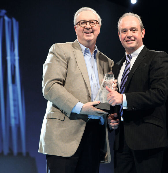 Samuel Palmisano (links), ehemals CEO bei IBM, hat den IBM Beacon Award Heribert Fritz überreicht. (Fritz & Macziol)