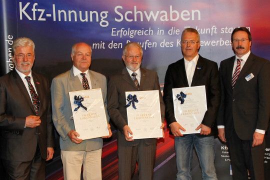 Ehrennadel und -urkunde für jahrelanges Engagement im Prüfungsausschuss der Innung Schwaben: (v.li.) Jürgen Schmid (Präsident der Handwerkskammer für Schwaben), Alfred Hopfenzitz, Georg Greiner, Alfred Unsin, Günther Haller (Obermeister Kfz-Innung Schwaben). (Foto: Innung)