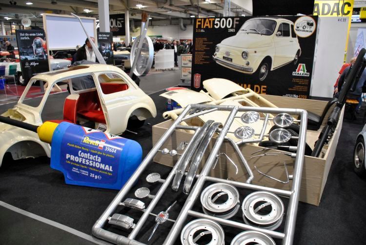 Defintiv die witzigste Clubstand-Idee: ein Fiat 500 als Revell-Bausatz im Maßstab 1:1 – Respekt! (Dominsky/»kfz-betrieb«)