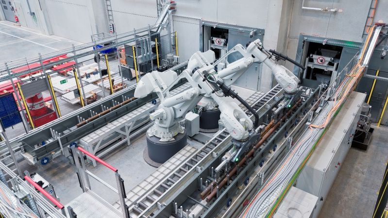 Die Liebherr-Components Kirchdorf GmbH verarbeitet in automatisierten Metall-Sägezentrum Langgut aus Stahl für Hydraulikzylinder –besonders effizient und präzise. Dabei greifen Robotik von ABB Robotics, intelligentes Engineering sowie eine in der Lagerverwaltung integrierte Software von Involon ineinander.(Bild:  ABB Robotics)