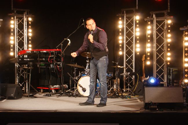 Kaya Yanar demonstriert das typische Verhalten des deutschen Mitbürgers auf der linken Spur der Autobahn. (Archiv: Vogel Business Media)