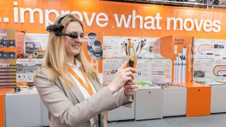 Live von der Hannover Messe auf den Bildschirm: Der Remote-Scout-Service zeigt Interessierten neueste Produkte und branchenspezifischen Lösungen, ganz nach persönlichem Interesse.  (Bild: igus GmbH)