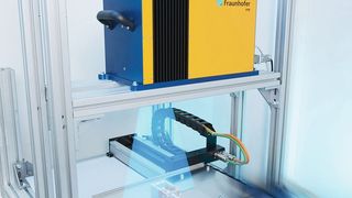 Das bildgebende Inline-Messsystem F-Scanner des Fraunhofer-IPM im Einsatz: Ein UV-Laser untersucht Bauteile während der Fertigung punktgenau auf Verschmutzungen. (Kai-Uwe Wudtke/Fraunhofer-IPM)