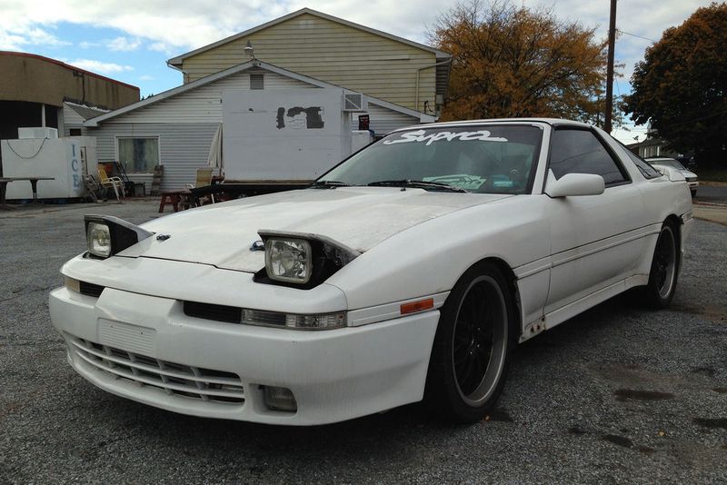 Toyota Supra Turbo: Mit der Präsentation der dritten Generation des Supra hatte sich die Baureihe 1986 von der Celica getrennt. Weiterhin mit Hinterradantrieb markierte ein Jahr später der Supra Turbo mit seinem 173 kW/235 PS starken V6 die Leistungsspitze, bis zu 245 km/h waren möglich. Allerdings haben Turbo-Besitzer immer wieder mit Motorproblemen zu kämpfen, nur wenige überlebten hierzulande. (Bild: ilikewaffles11 )