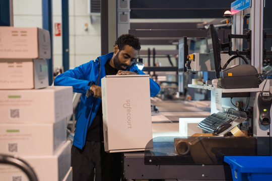 Ein Produkt von Safecourt wird an der Verpackungslinie gescannt und verarbeitet, bevor die Bestellung in den Versand geht.(Bild:  Monta)