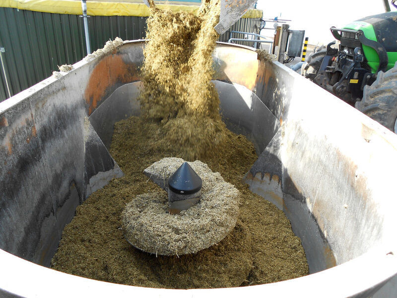 Idealer Ort für die Zugabe von Enzymen während der Mischung der Substrat-Ration für die Biogasanlage (Bild: Kausmann/ATB)