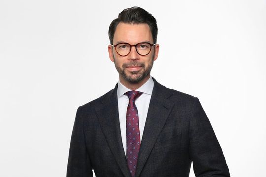 Spitzenwechsel bei der GLS-Gruppe! Seit 1. Oktober 2023 ist Dr. Karl Pfaff neuer CEO. Das Unternehmen lobt Pfaff in den höchsten Tönen für sein Engagement und seine Erfolge auch in schweren Zeiten. Er übernahm das Amt von Martin Seidenberg, der neuen Aufgaben nachgeht.(Bild:  GLS-Gruppe)