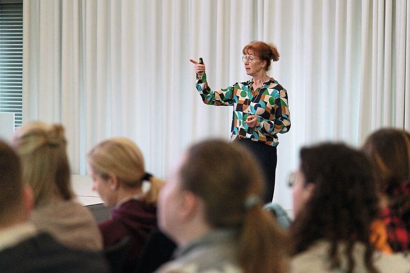 Hier erklärt Dr. Cornelia Göbel von A. Krüss Optronic gerade, was eigentlich ein modernes Refraktometer auszeichnet.    Mehr Infos zu den kommenden LAB-SUPPLY-Messen finden Sie auf www.lab-supply.info (Bild: Stefan Stark)