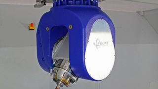 Die Fooke GmbH bearbeitete im Vorführzentrum auf ihrem 5-Achs-Bearbeitungszentrum «Endura 704 Linear» an anspruchsvolles Flugzeugmodell aus Aluminium. Die Programmierung übernahm der CAD/CAM-Hersteller Vero Software mit dem System «WorkNC». (Vero)