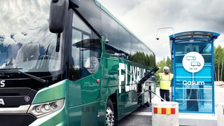 Ein Flixbus beim Tanken von flüssigem Biogas in Skandinavien. (Bild: Scania)