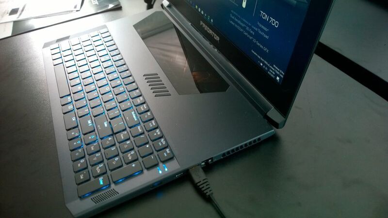 Das Acer Predator Triton 700 bietet eine mechanische Tastatur. Das Fenster über dem Keyboard zeigt nicht nur den Lüfter und die Heatpipes, seine rechte Hälfte dient gleichzeitig als Touchpad. (Vogel IT-Medien)