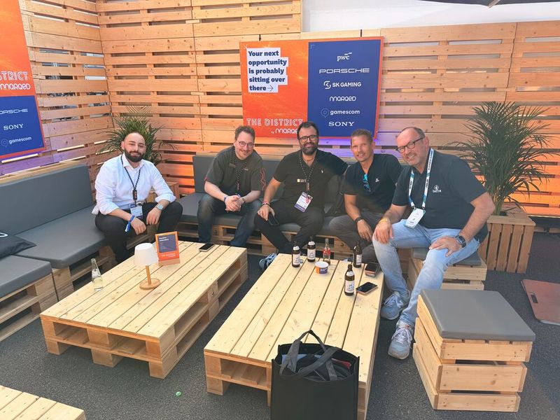 Jean-Rik Weikert, Swen Magnago und Pol Vilaseca Perez (Sandisk), Christian Wiechert und Sven Öpping (Wortmann) genießen das Meeting im leisen Freien. (Bild: Vogell IT-Medien)