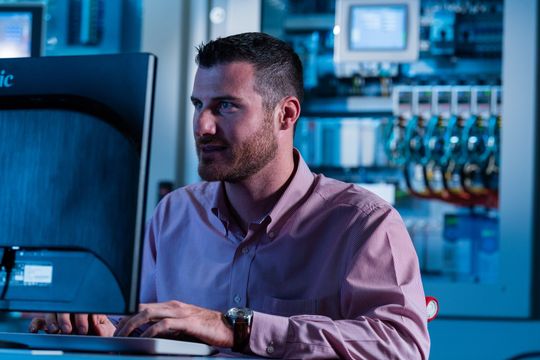 Sicherer Betrieb, egal von wo: Mit Lösungen wie Managed Secure Remote Access (MSRA) ermöglicht Rockwell Automation eine effiziente Fehlerbehebung und sichere Zusammenarbeit, ohne die interne Infrastruktur zu belasten.(Bild:  Rockwell Automation)