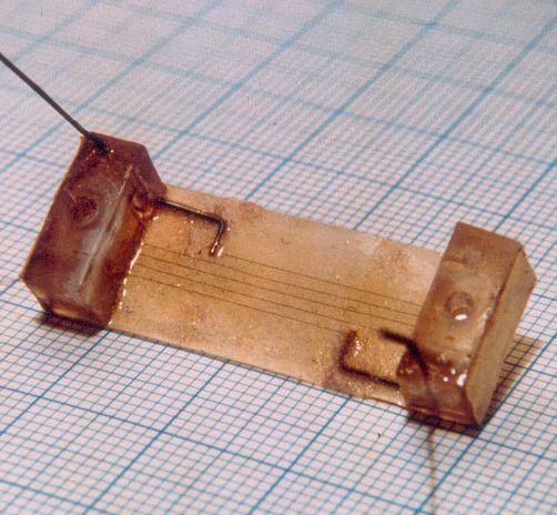 Der DMS: Die Drehmomentsensorik beginnt mit dem ersten Dehnungsmessstreifen von Prof. Arthur Ruge 1938, drei Jahre später waren die ersten industriell hergestellten Draht-DMS verfügbar. Mit modernen Drehmomentsensoren kann jeder Antrieb exakt an die auftretenden Kräfte in Echtzeit angepasst werden. Der DMS: Die Drehmomentsensorik beginnt mit dem ersten Dehnungsmessstreifen von Prof. Arthur Ruge 1938, drei Jahre später waren die ersten industriell hergestellten Draht-DMS verfügbar. Mit modernen Drehmomentsensoren kann jeder Antrieb exakt an die auftretenden Kräfte in Echtzeit angepasst werden.