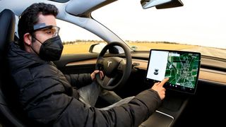 Bei Tesla läuft in Sachen Fahrzeugbedienung fast alles über den Touchscreen. (Bild: ADAC/Ralph Wagner)