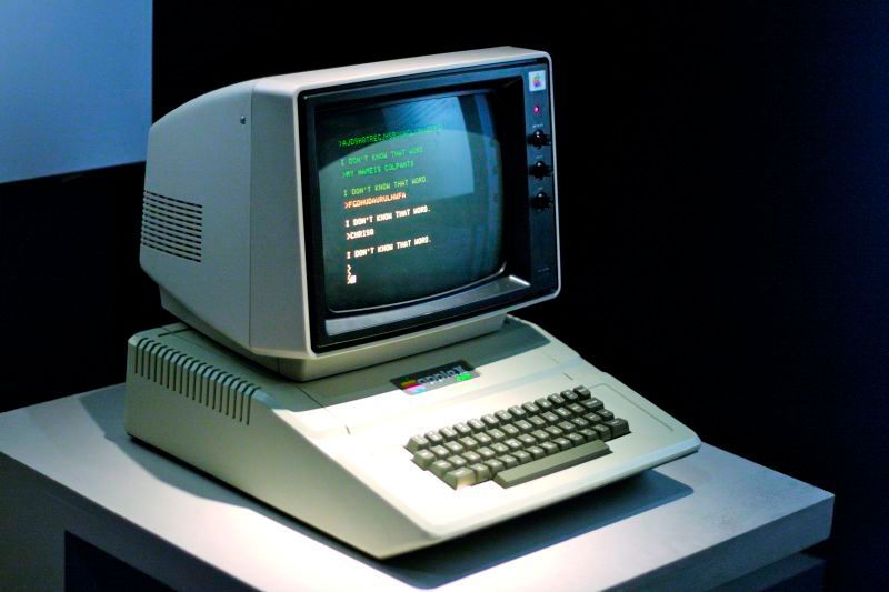 Der Apple II begründete 1977 den Ruf Apples als innovatives Tech-Unternehmen und trug – als einer der drei ersten kompletten Heimcomputer – dazu bei, die Geräte massentauglich zu machen. (Bild: Apple)