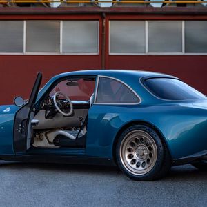 Der GT Super trägt in der Verbrenner-Version zwei voluminöse Auspuffendohre am Heck. Die Seitenteile fallen im Vergleich zur originalen Alfa Giulia sehr breit aus.(Bild:  Totem Automobili)