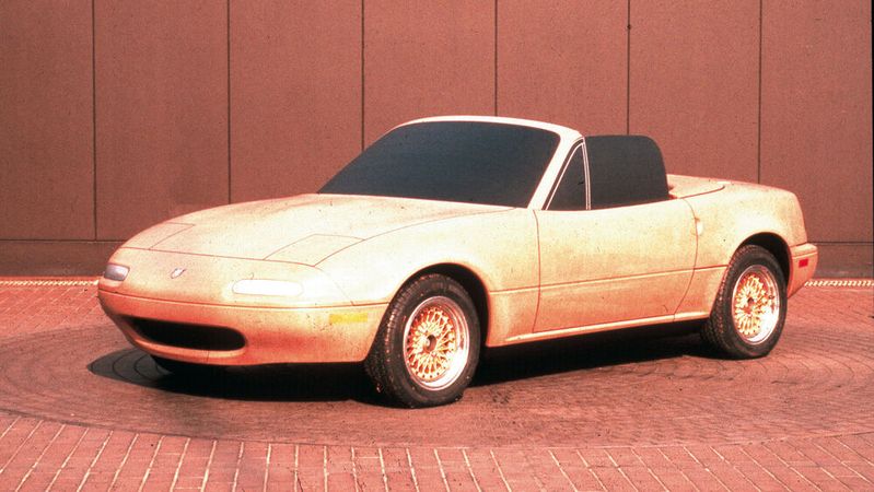 Vor 45 Jahren erblickte der Mazda MX-5 das Licht der Welt. Auslöser für den erfolgreichsten Roadster aller Zeiten war der Traum des US-amerikanischen Publizisten Robert („Bob“) Hall von der Neuauflage eines englischen Roadsters.(Bild:  Mazda)