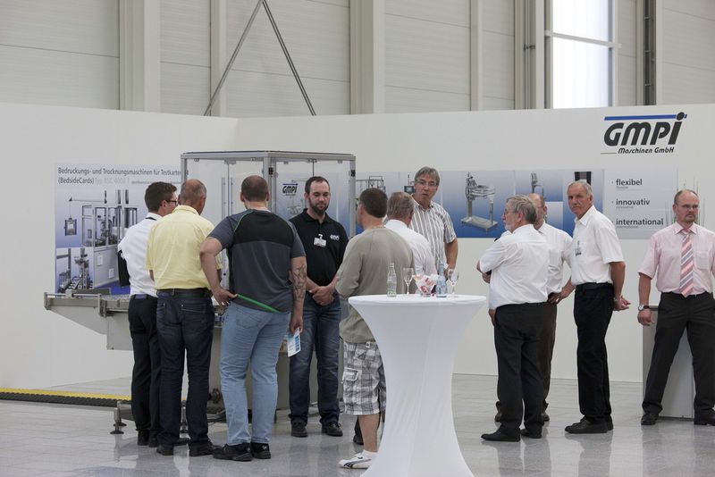 Networking am Ausstellerstand von GMPI (Bild: Bausch+Ströbel)