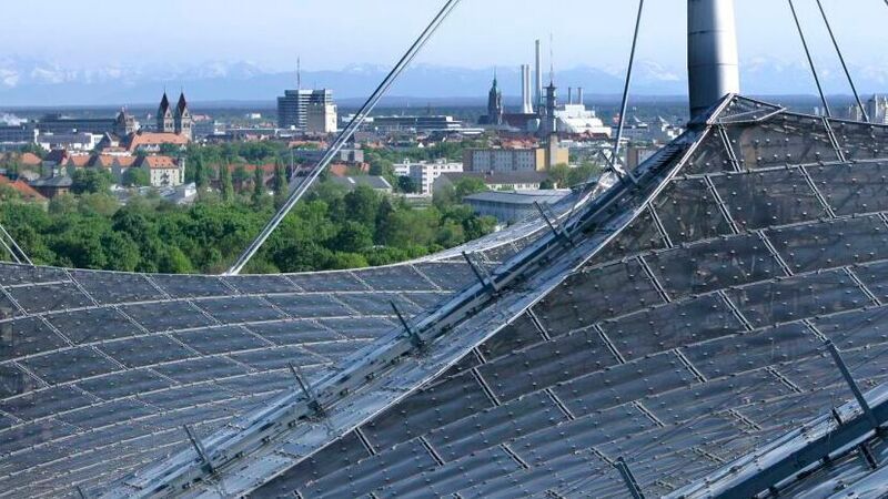 121 Mannschaften und 7.170 Athleten nahmen an den olympischen Sommerspielen 1972 in München teil. Die Sportstätten und im Besonderen das Zeltdach haben sich zu einem Wahrzeichen entwickelt. 