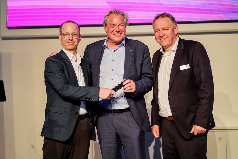 Dr. Karsten Heuser von Siemens (l.) übernimmt den Staffelstab als Fachbeiratsvorsitzender der rapid.tech 3D von Stratasys-Manager Michael Eichmann als Beiratsvorsitzender (M). Michael Kynast, Geschäftsführer der Messe Erfurt, gratuliert. (Bild: Christian Seeling/Messe Erfurt)