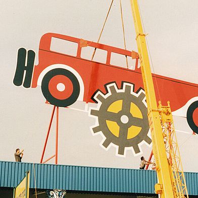 Mit der Gründung des Trägervereins und der Eröffnung des Technik Museums Sinsheim am 6. Mai 1981 wurde der Grundstein gelegt. Das historische Bild zeigt die frühen Jahre des Museumsaufbaus, als das Logo auf dem Dach platziert wurde. (Bild: TMSNHSP)