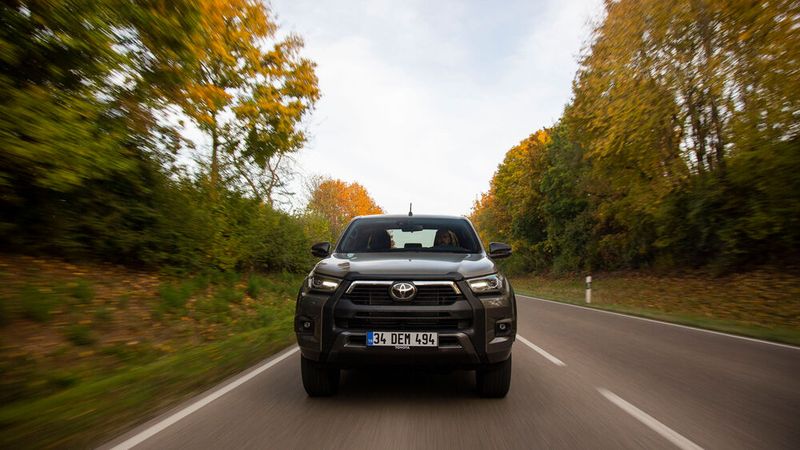 Die Frontpartie wurde erneut aus dem Vollen gefräst. Bulliger Kühlergrill, überarbeiteter Stoßfänger, auf Wunsch gibt es LED-Lichter vorne und hinten, sowie schwarze 18-Zoll-Aluräder. (Bild: Toyota)