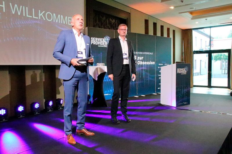 Fujitsu wartete im Doppel auf: (v. l.)  Martin Berges (Fujitsu) sprach mit Joachim Opper (Concat AG) über die erfolgreiche Digitalisierung mit einer Pay-per-Use-Ökonomie. (Bild: Vogel IT-Medien GmbH)