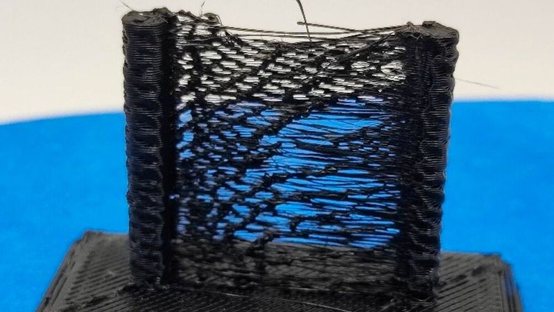 Abb. 1: Darstellung von Stringing bei der Additiven Fertigung mittels Materialextrusion mit Granulaten von Kunststoffen [angelehnt an [1], Formatierung angepasst].(Bild:  Impetus)