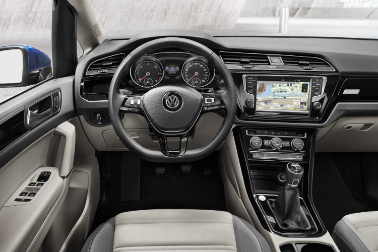 Volkswagen verbaut Spur- und einen Abstandshalter, eine Notbremsfunktion und Hilfen für das Ein- und Ausparken.  (Foto: Volkswagen)