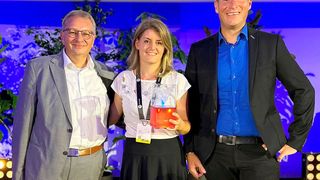Neuer KI-Champion Baden-Württemberg 2024! Jürgen Woll, Vice President Automation bei Dieffenbacher, Christine Kafka (dort Marketingmanagerin), und Manuel Steger, dort Head of Digitalization & Software, mit den Preis für die KI-Entwicklung namens Evoris. (Bild: Dieffenbacher)