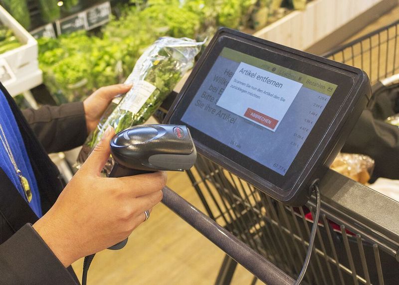 Mit dem Smartshopper hat jeder seinen Einkauf und seine Ausgaben immer vor Augen, heißt es. Durch das Zusammenspiel von Scanner und Display sind außerdem jederzeit Korrekturen möglich, sagt Expresso.  (Expresso Deutschland)